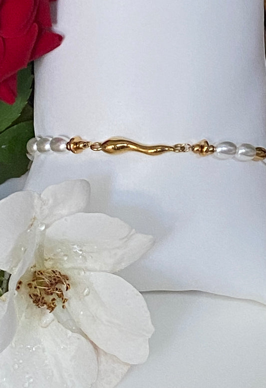 Delicate Glow Pearl Bracelet