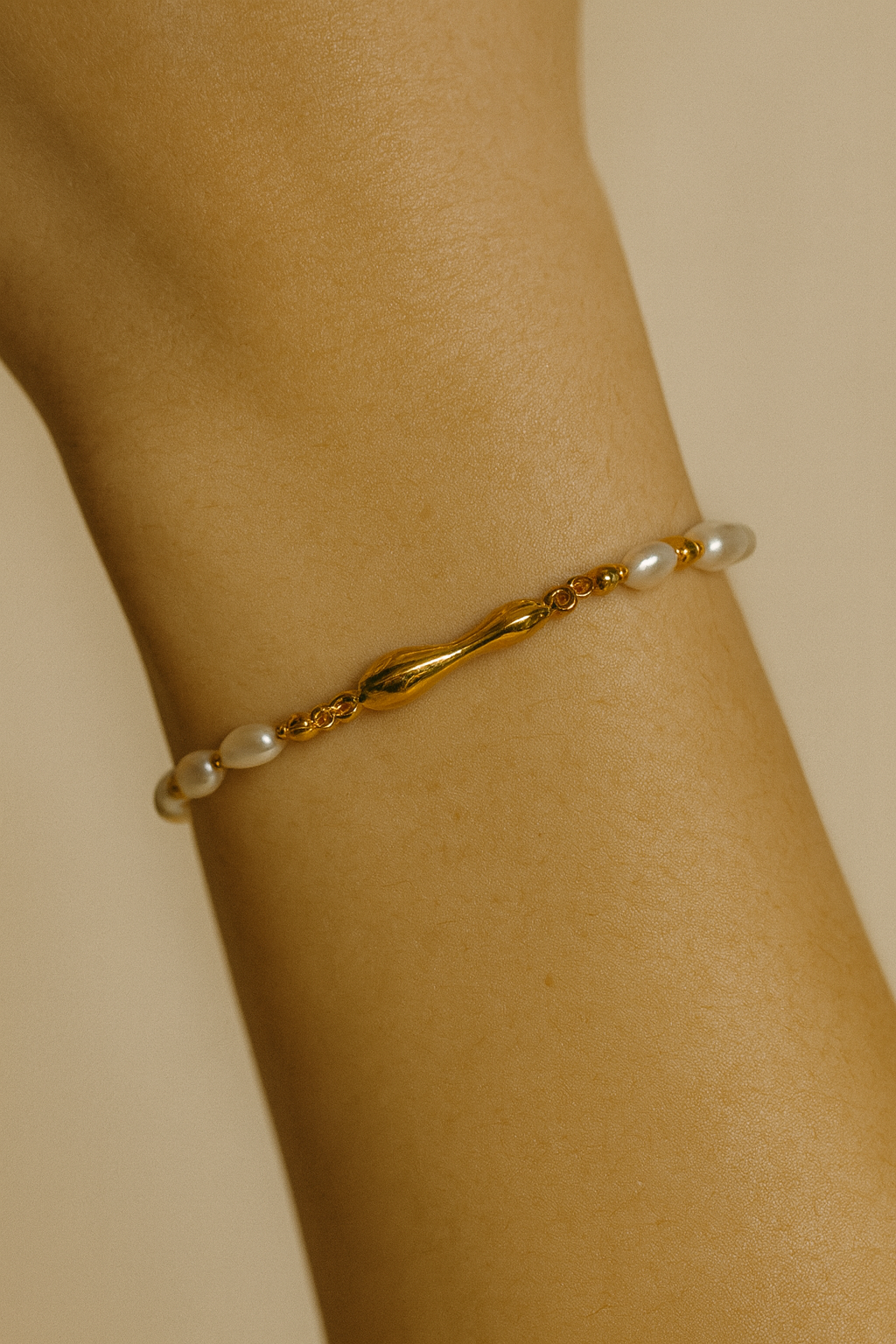 Delicate Glow Pearl Bracelet